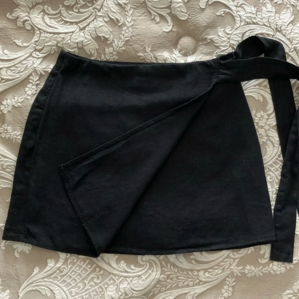 Forever 21 Black Mini Skirt - Picture 1 of 3